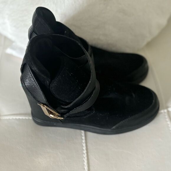 Discover the Aldo Sudue Black Boot, an essential addition to your footwear - Picture 1 of 5